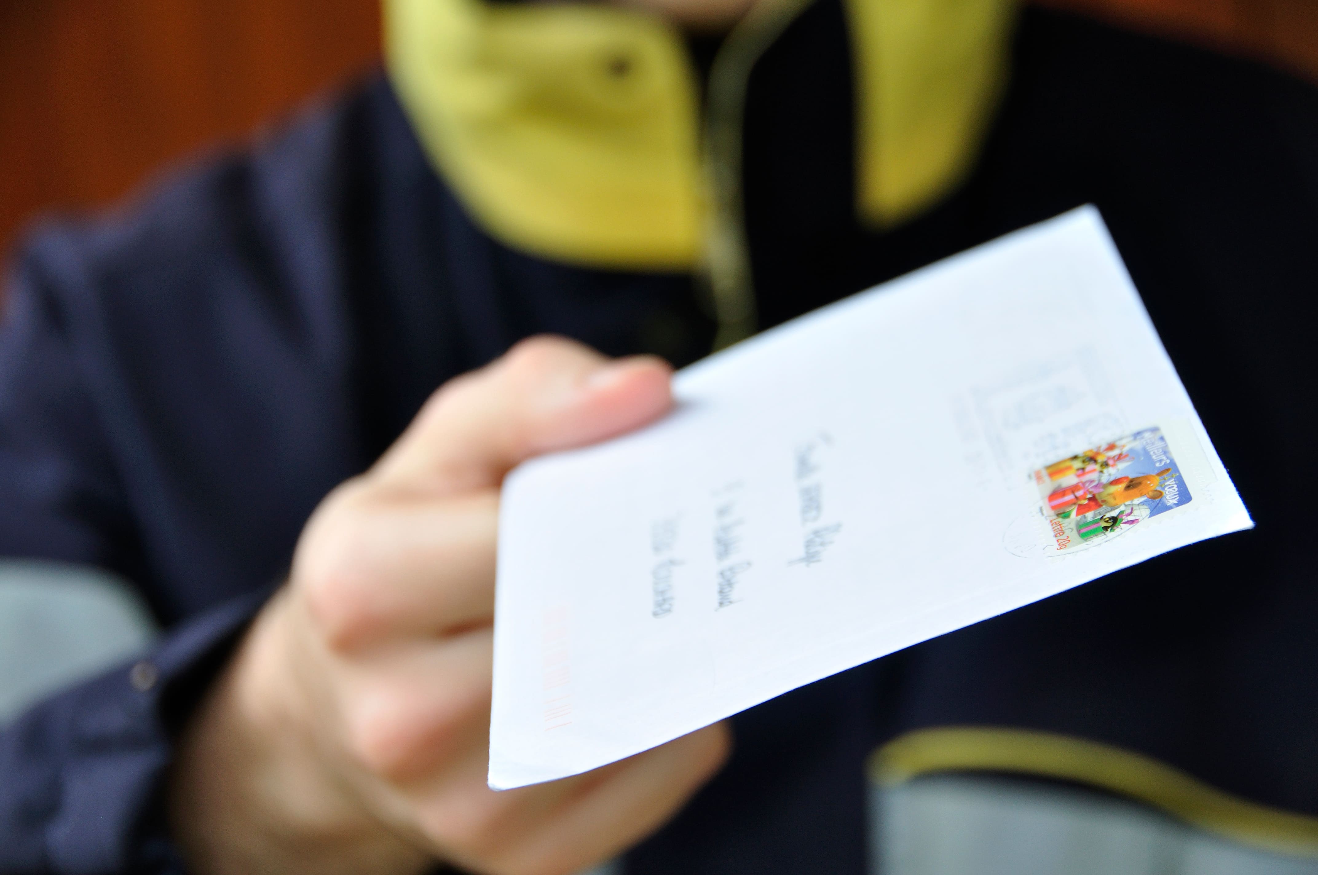 facteur qui donne une lettre