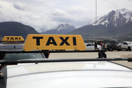 Photo de Taxis avec des montagnes en fond